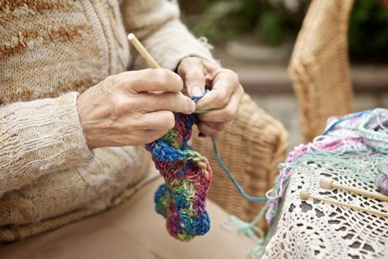 Os Benefícios do Artesanato para Idosos em Residenciais Geriátricos